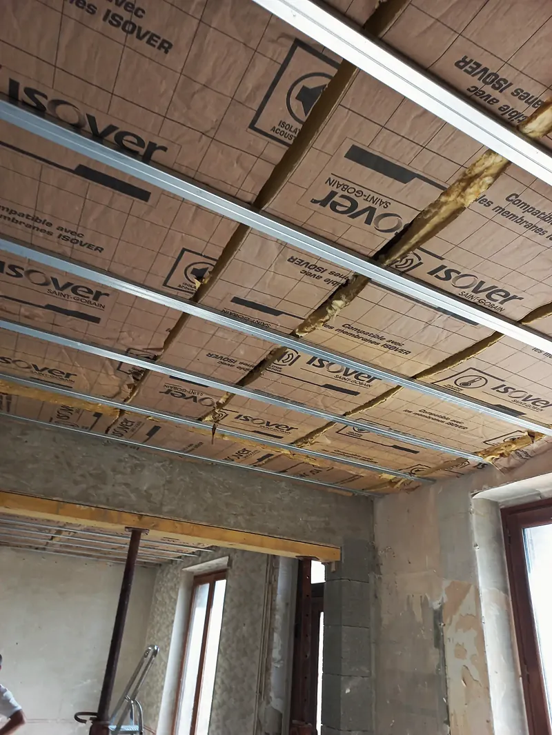 Plafond isolé en laine minérale revêtue, fourrures métalliques en place.