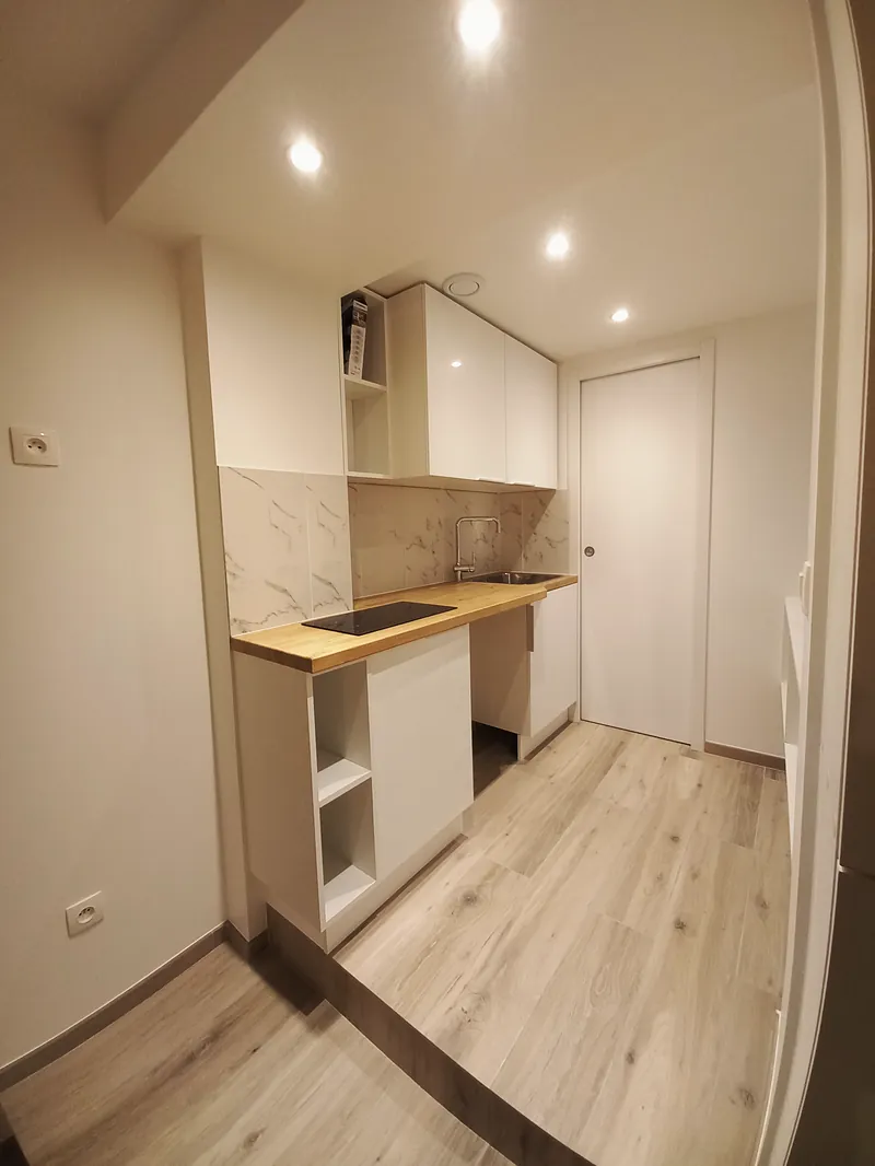 Cuisine : plan de travail en bois, crédence effet marbre.