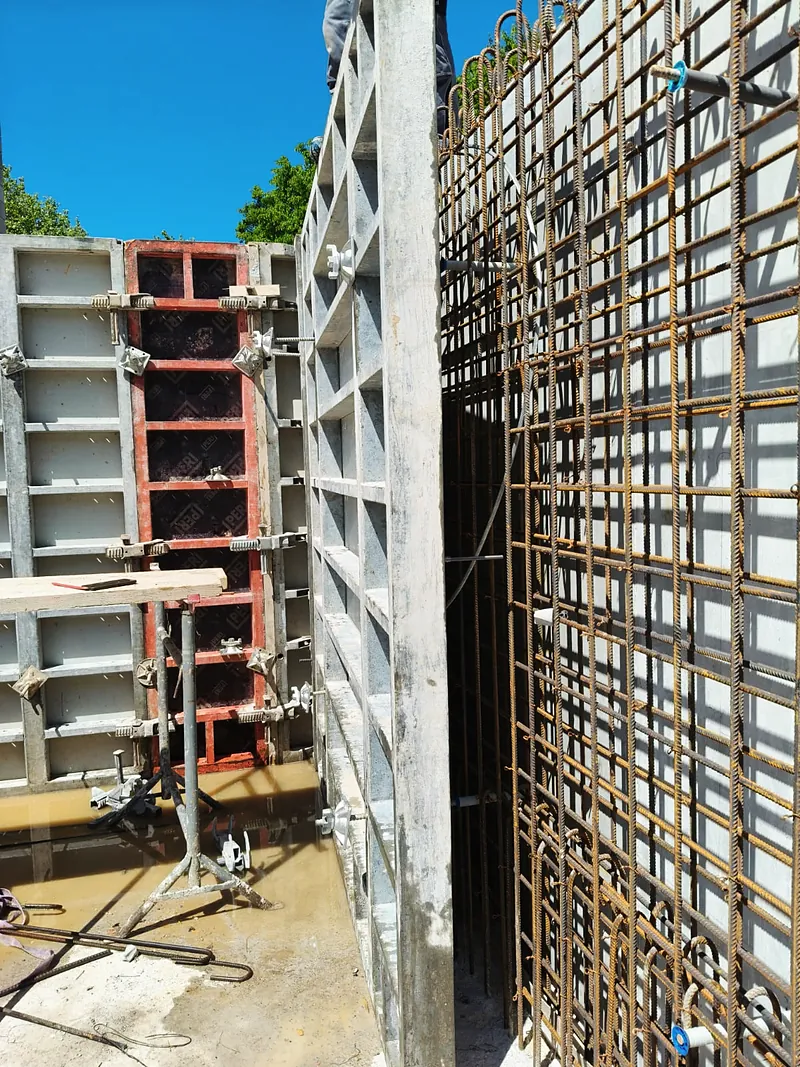 Voile en béton armé : banches et ferraillage.