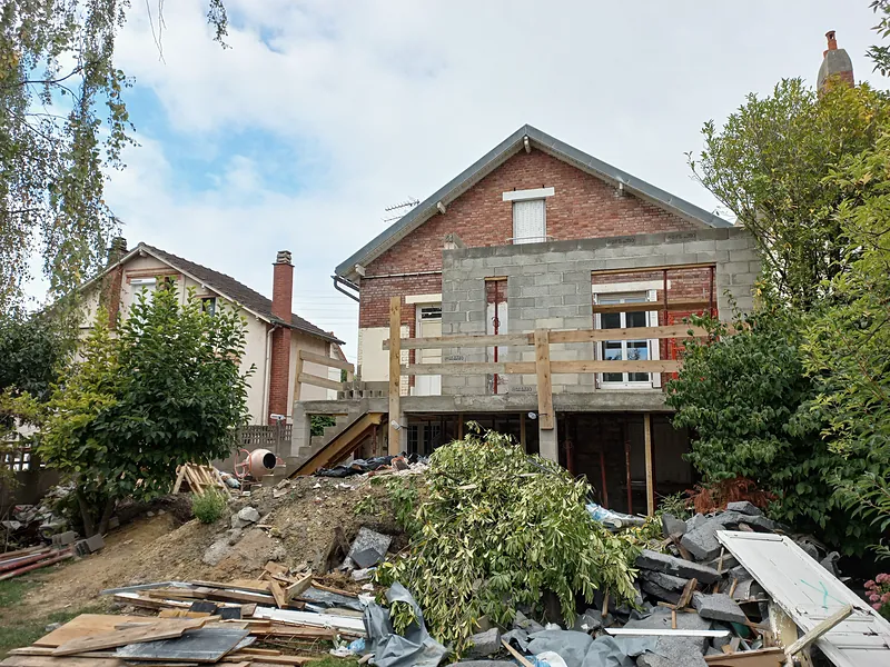 Septembre 2022 : le volume monté en blocs béton au niveau de la brique.