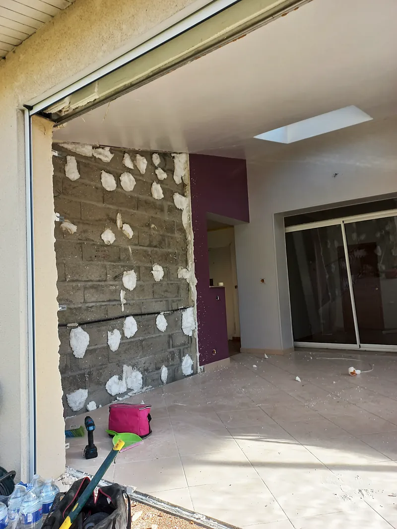 L’ouverture vue de l’intérieur, mur en moellons.