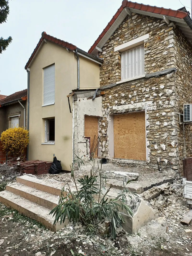 L’ancien volume démoli, baies condamnées.