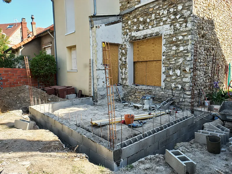 Avril 2022 : fondations et premiers rangs de blocs béton.