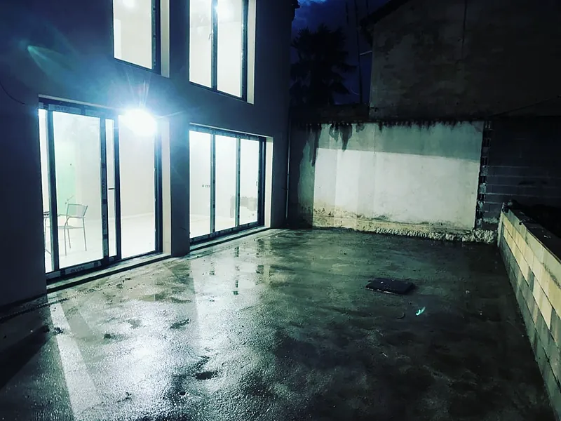 De nuit, les baies vitrées de la façade sur cour.