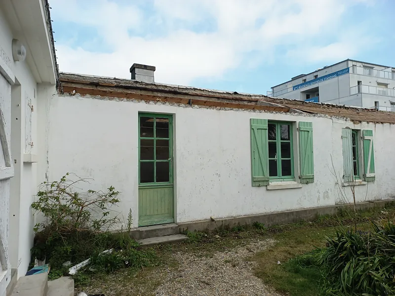 Mars 2023 : la maison avant travaux, volets verts.