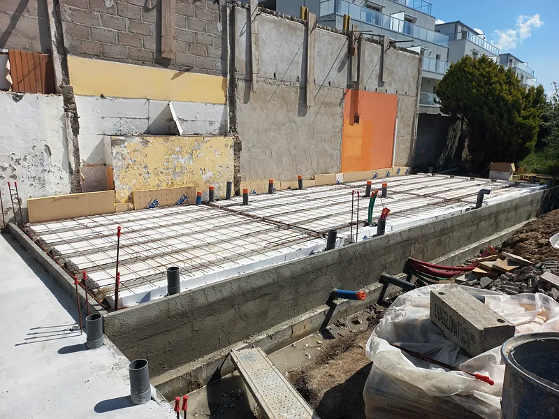 Le plancher bas prêt à être coulé.