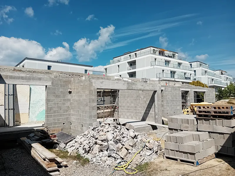 Mai 2024 : les murs en blocs béton montés.