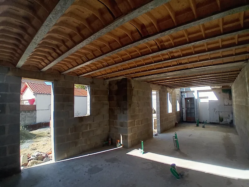 Octobre 2024 : plancher haut en poutrelles, ouvertures en attente.