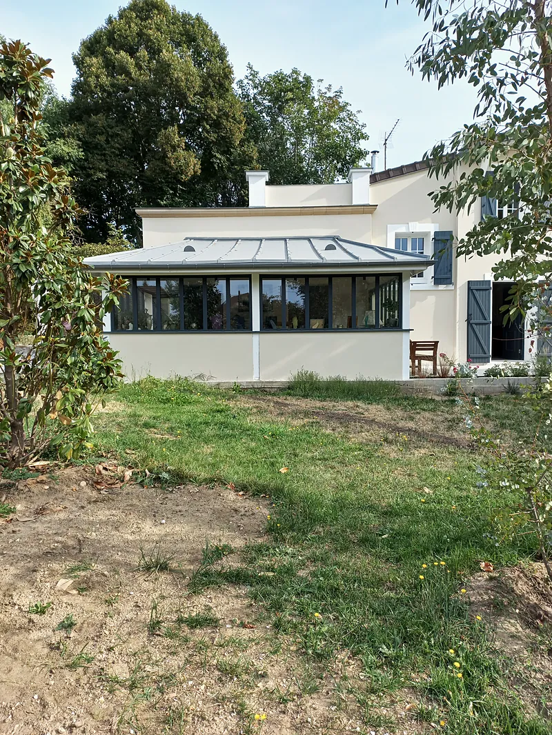 L’extension vitrée depuis le fond du jardin.
