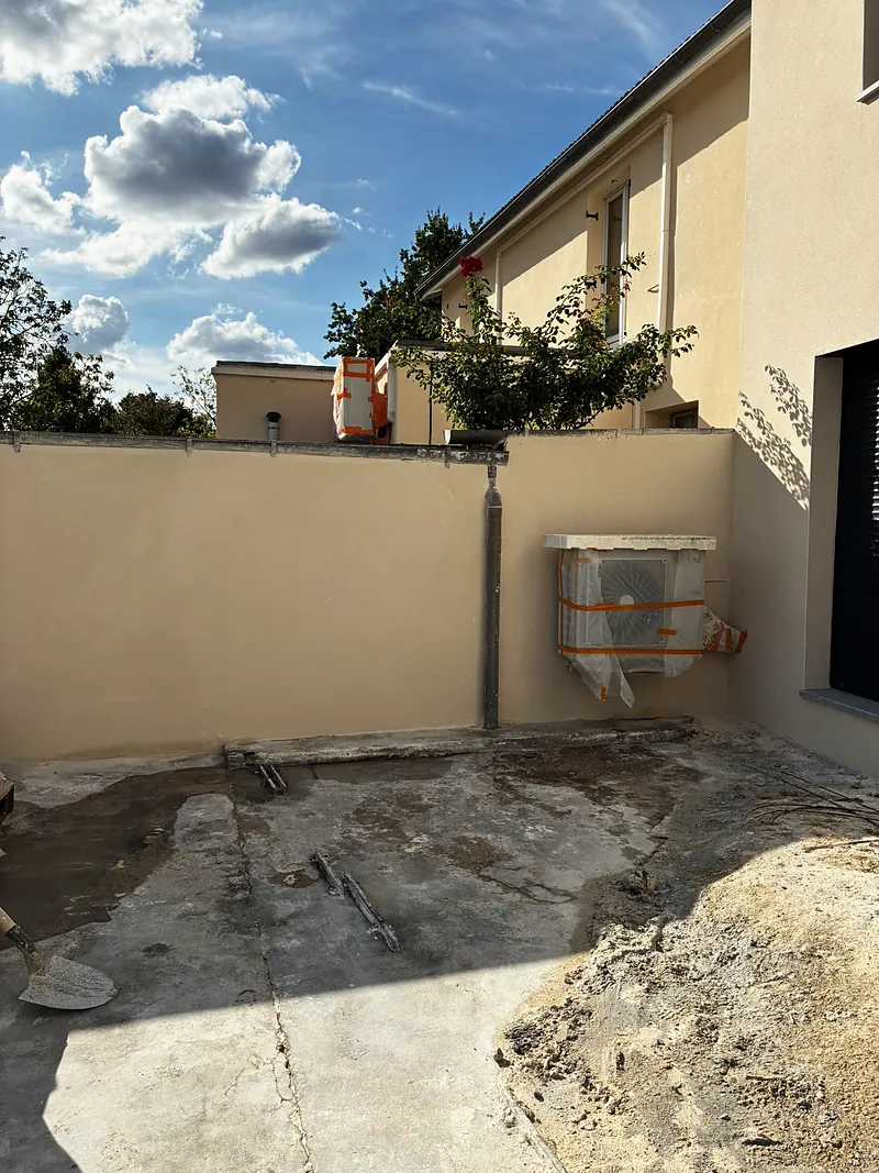 La cour, murs enduits, avant les sols.