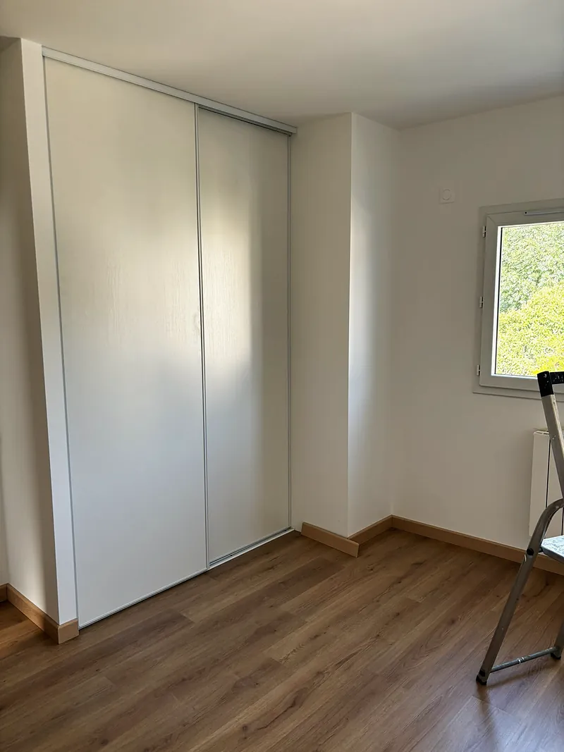 Chambre : placard coulissant, sol en bois.