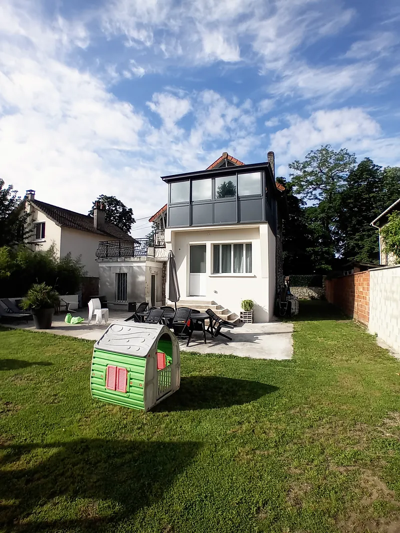 La maison depuis le fond du jardin.